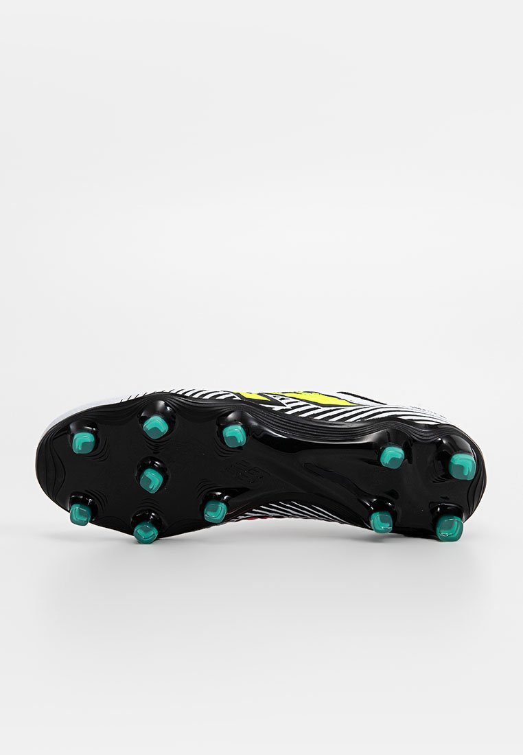 Fußballschuhe für festen Untergrund