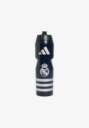 Bouteille de sport noire avec une surface texturée, arborant le logo blanc d'Adidas et le blason du Real Madrid, avec trois rayures horizontales argentées.