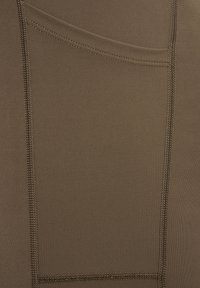 Nærbillede af brun stof med forstærkede lodrette og vandrette syninger, der danner et rektangulært lomme-lignende mønster.