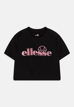 Czarna krótka koszulka z różowym logo "ellesse" i wzorem w kształcie półkola na piersi.