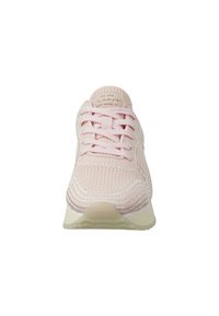 Zapatilla deportiva de color rosa claro con parte superior de punto, cierre con cordones y una entresuela texturizada. Presenta patrones sutiles y una suela acolchada.