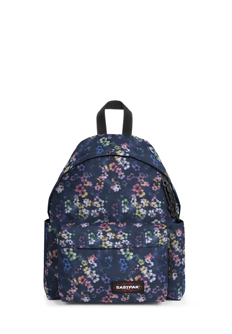 Mochila de tela azul marino con un estampado floral en rosa, amarillo y verde. Cuenta con un bolsillo frontal y correas ajustables negras.