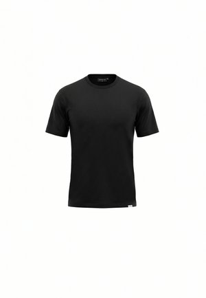 T-shirt noir à manches courtes et col rond avec une petite étiquette cousue près de l'ourlet inférieur sur fond blanc.