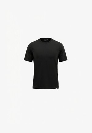 T-shirt noir à manches courtes et col rond avec une petite étiquette cousue près de l'ourlet inférieur sur fond blanc.