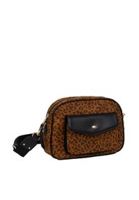 Borsa a tracolla con stampa leopardata, corpo in tessuto marrone e dettagli in pelle nera, dotata di tasca anteriore con pattina e tracolla regolabile.