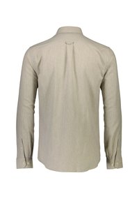 Camisa de manga larga color beige claro hecha de una tela texturizada. Los puños abotonados y el detalle de pliegue en la espalda realzan su diseño a medida.