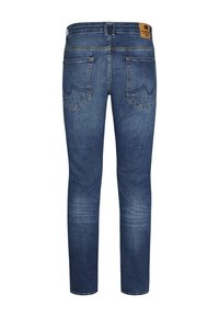 Vaqueros de denim azul oscuro con un corte ajustado, que cuentan con dos bolsillos traseros, un ligero desgastado y un parche de cuero con la marca en la cintura.