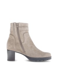 Beež tšokiga ankle boot külgimise tõmblukuga, ümmargune varvas ja virnastatud plokknakk valgel taustal.