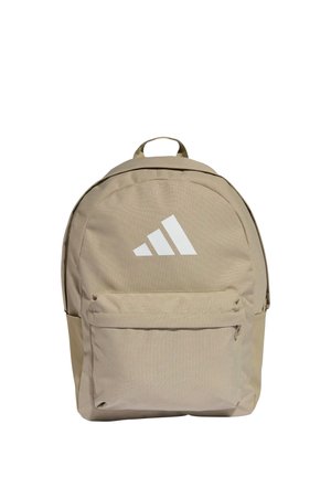 Sac à dos en tissu beige avec une poche zippée à l'avant et un logo blanc à trois bandes sur le panneau avant supérieur.