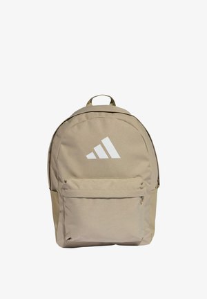 Sac à dos en tissu beige avec une poche zippée à l'avant et un logo blanc à trois bandes sur le panneau avant supérieur.