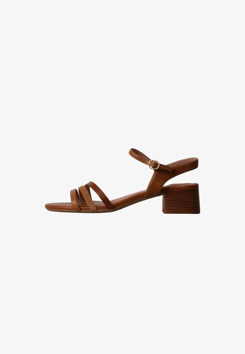 Sandale à talon en cuir marron avec trois brides avant, une bride de cheville avec boucle et un petit talon bloc sur fond blanc.