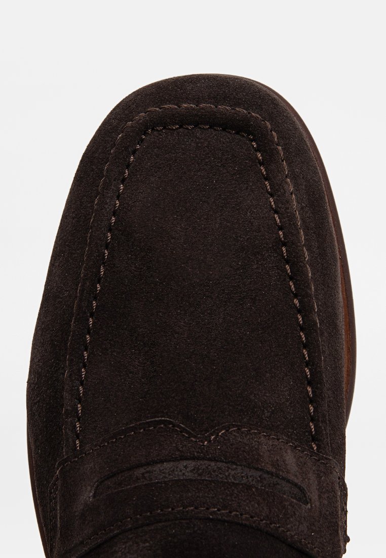 Dunkelbraune Wildleder-Lederschuhe mit runder Schuhspitze, dekorativer Naht und einer glatten Ledersohle. Verfügt über ein dezentes, erhabenes Band über dem Obermaterial.