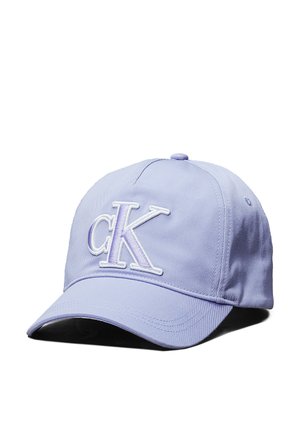 Jasnofioletowa czapka baseballowa z materiału, zdobiona białym haftowanym logo "CK" z przodu i zakrzywionym daszkiem.
