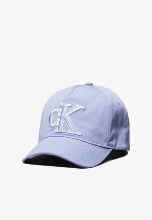 Lys lilla baseballkasket lavet af stof, med et hvidt broderet "CK" logo på fronten og en buet skygge.