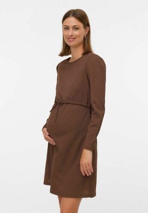 Smeđi, dugosleeve, haljina za trudnoću do koljena s pojasom za vezanje i teksturiranim materijalom, koja ima okrugli izrez i ležeran kroj.