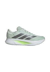 Chaussure de course Adidas vert clair avec des bandes argentées, semelle blanche et détail de coussinage vert fluo sur la semelle intermédiaire, vue de côté.
