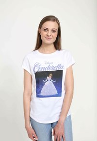 Hvid bomulds t-shirt med et Cinderella grafisk print med glimmer og en blå baggrund. Korte ærmer og design med rund hals.