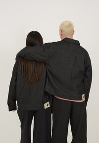 LEGACY STUDIOS UNISEX - Chaqueta vaquera - black