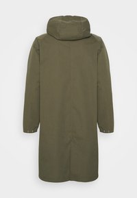Olivgrüner, langer, kapuzenverzierrter Mantel aus strukturiertem Stoff. Verfügt über knöpfbare Manschetten und einen geraden Schnitt mit minimalistischem Design.