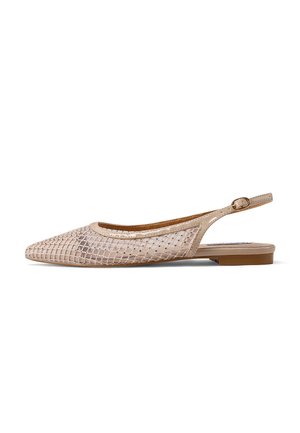 Scarpa flat slingback in beige chiaro con trama intrecciata, punta affusolata e tacco basso. Presenta una cintura regolabile per una migliore vestibilità.