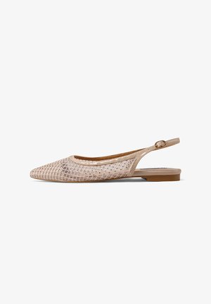 Scarpa flat slingback in beige chiaro con trama intrecciata, punta affusolata e tacco basso. Presenta una cintura regolabile per una migliore vestibilità.