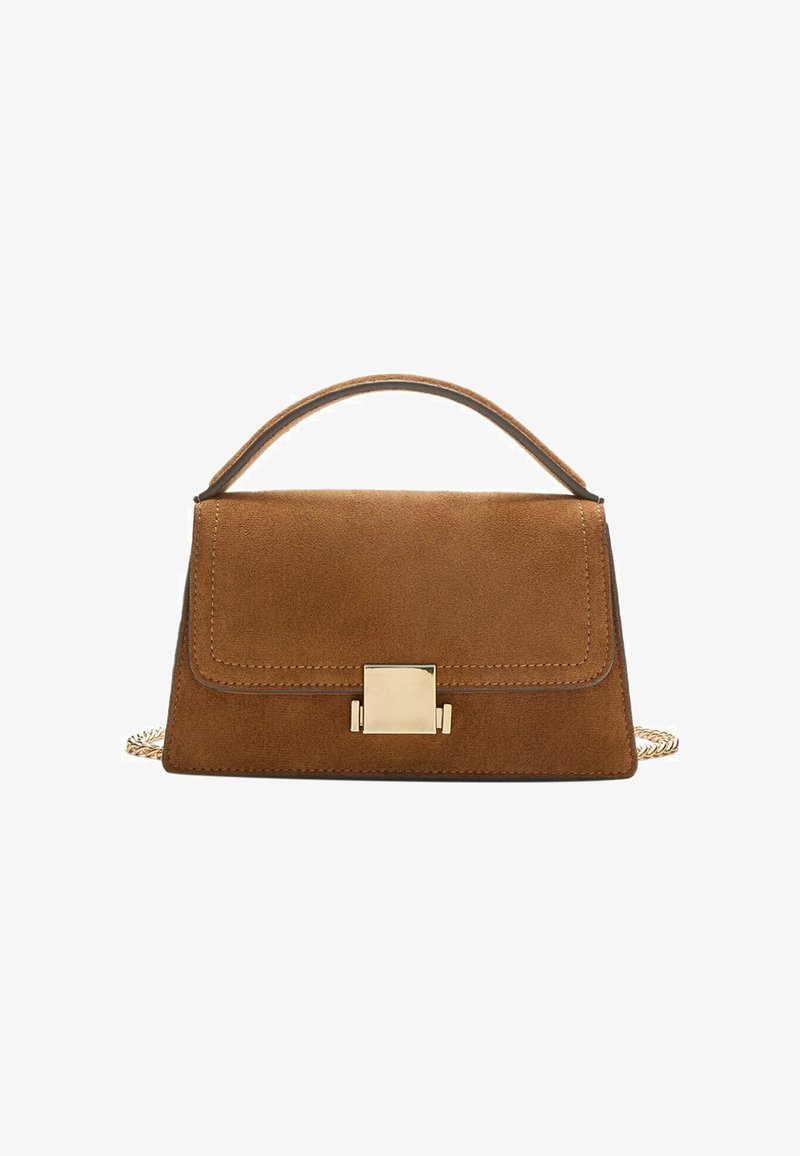 Borsa in suede marrone con una chiusura quadrata dorata, manico superiore e tracolla a catena. Presenta una forma rettangolare e angoli arrotondati.