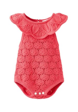 Barboteuse en tricot rose corail pour bébé avec motif en dentelle florale, col à volants et trois boutons-pression blancs en bas.