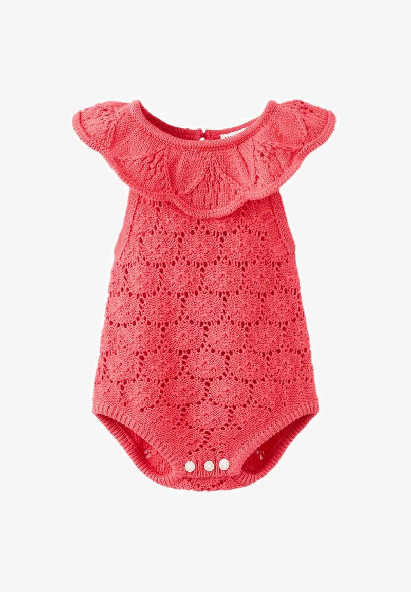 Barboteuse en tricot rose corail pour bébé avec motif en dentelle florale, col à volants et trois boutons-pression blancs en bas.