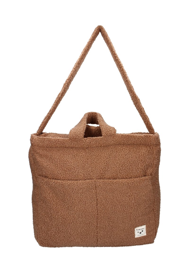 Bruine, fluffy tote bag met een gestructureerde, stoffen buitenkant, voorzien van een bovenhandvat en een lange schouderband voor het dragen, plus details van een voorvak.
