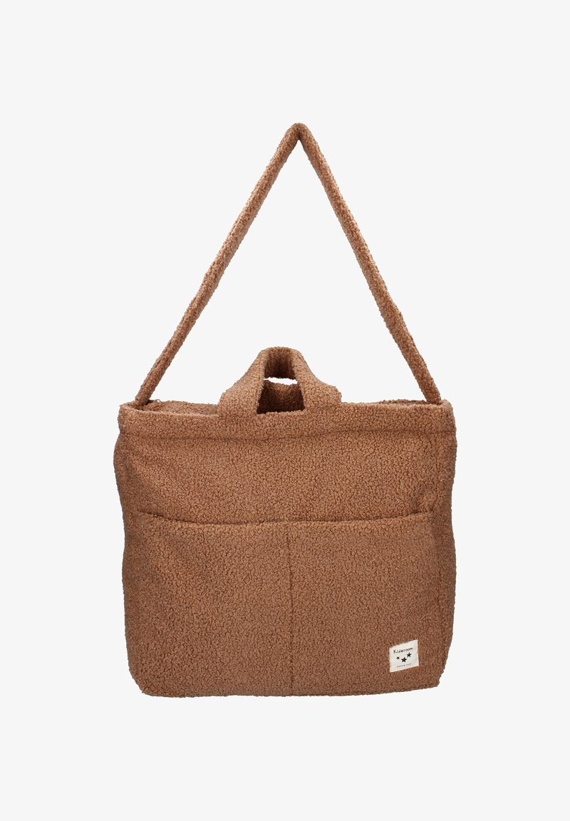 Bruine, fluffy tote bag met een gestructureerde, stoffen buitenkant, voorzien van een bovenhandvat en een lange schouderband voor het dragen, plus details van een voorvak.