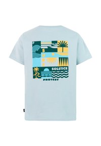 T-shirt en coton bleu clair avec un graphisme multicolore comprenant des formes géométriques, un soleil, des vagues et des arbres, portant l'inscription « SURF SOLSTICE PROTEST ».