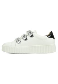 Baskets en cuir blanc avec trois accents de boucles métalliques, semelle en plateforme texturée blanche et détail au talon noir.