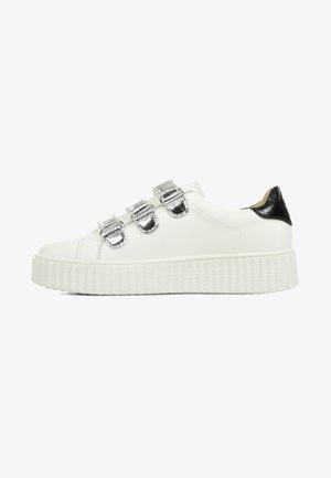 Sneaker bianco in pelle con tre dettagli in metallo a forma di fibbia, suola platform bianca testurizzata e dettaglio sul tallone nero.