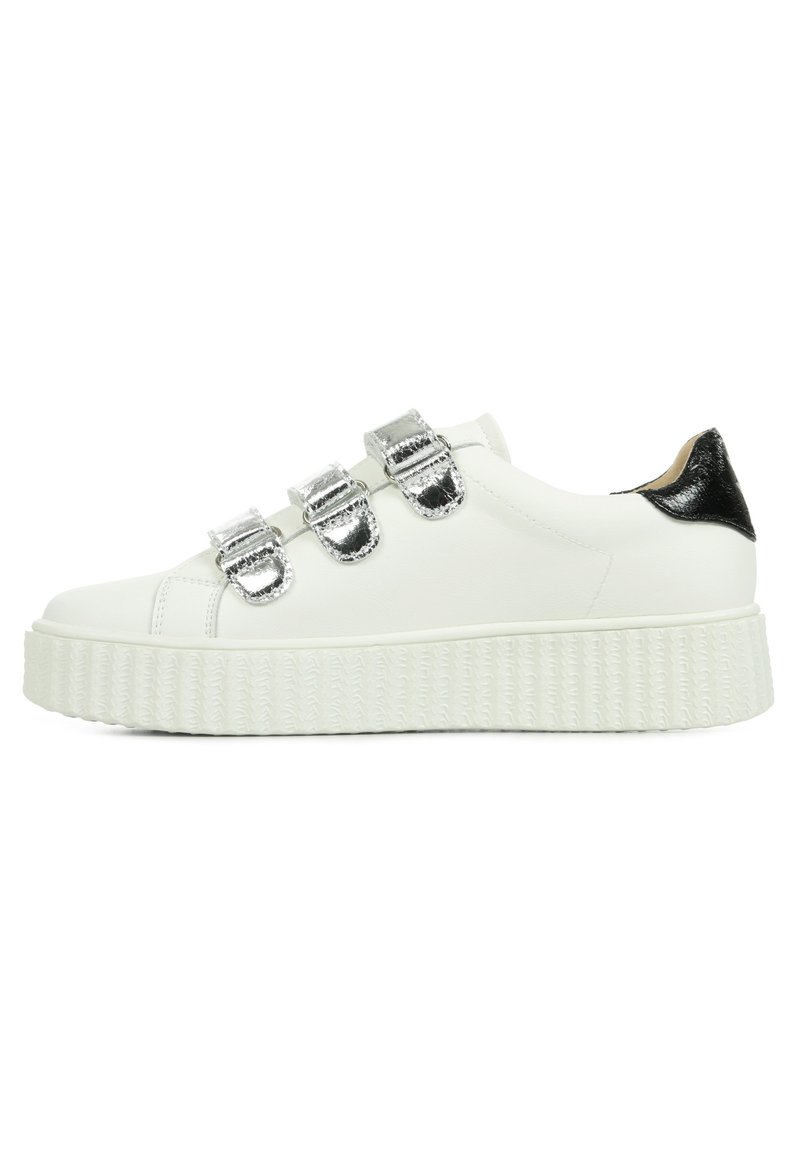 Baskets en cuir blanc avec trois accents de boucles métalliques, semelle en plateforme texturée blanche et détail au talon noir.