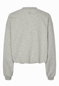 Sudadera corta gris hecha de una tela suave y texturizada. Cuenta con hombros caídos, puños acanalados y un logotipo en relieve en la parte posterior del cuello.