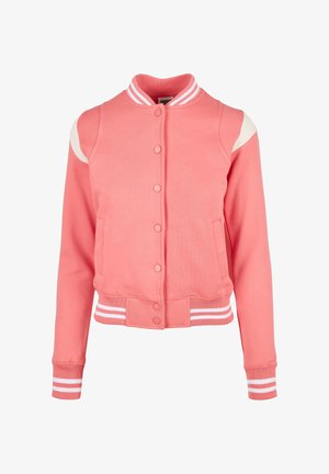 Roosa pommitaja, millel on soonikkoes krae ja mansetid, valged õlavarre aktsendid ning triibuline vööosa. Valmistatud pehmest, tekstureeritud kangast.