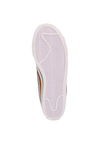 Suela de goma con un patrón de espiga, que presenta una media suela blanca y acentos laterales en negro y marrón. Diseño de punta redondeada.