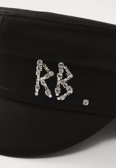 RB-tähed, mis on valmistatud väikestest sädelevatest rhinestone'idest siledal mustal pinnal.