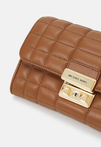 MICHAEL Michael Kors TRIBECA - Borsa a tracolla - luggage