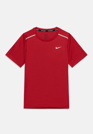 Rød Nike løbetrøje med korte ærmer med refleksstriber på skuldrene og hvid Nike swoosh-logo på brystet.