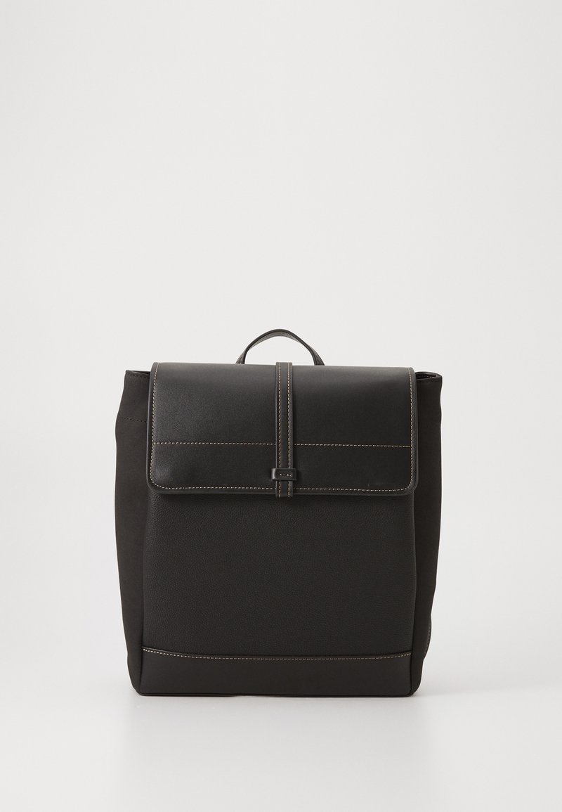 Μαύρο σακίδιο φτιαγμένο από υφασμάτινο υλικό με υφή, που διαθέτει καπάκι με κλείσιμο από κουμπί, αντίθετες ραφές και λαβή στο επάνω μέρος.