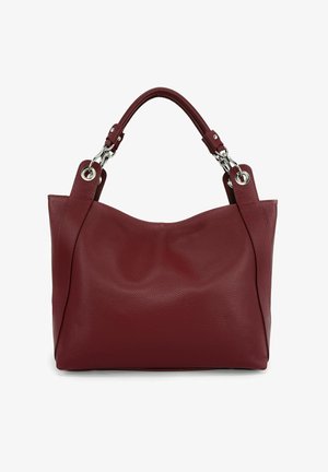 Sac à main en cuir rouge foncé avec surface texturée, poignées robustes fixées par des anneaux métalliques argentés et des fermoirs, sur fond blanc.