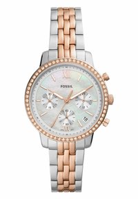 Fossil-horloge met een zilver- en roségouden metalen band, een parelmoeren wijzerplaat, drie subwijzerplaten en kristallen accenten rond de lunette.