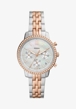 Fossil-horloge met een zilver- en roségouden metalen band, een parelmoeren wijzerplaat, drie subwijzerplaten en kristallen accenten rond de lunette.