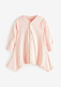Lyse pink baby onesie lavet af blødt stof, med små hjerte mønstre, lange ærmer og trykknapper langs forsiden og bunden.