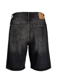 Σκούρα τζιν σορτς με ίσια κοπή, πέντε τσέπες, εμφανές ράψιμο και δερμάτινη ετικέτα επωνυμίας στη πίσω ζώνη μέσης.