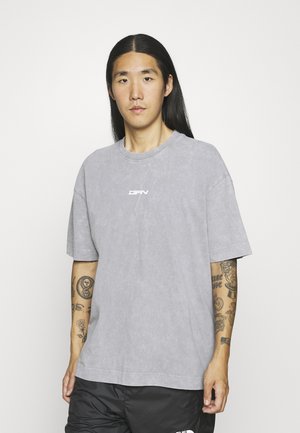 WITH DOUBLE BRANDING - T-shirts med print - grey