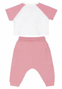 Conjunto de dos piezas que incluye una blusa blanca de manga corta con mangas de raglán rosas y joggers rosas de cintura elástica con bolsillos laterales.