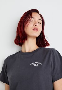 Vero Moda VMATY METTE BOX  - Print T-shirt - asphal/white