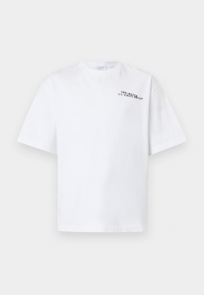 Λευκό κοντομάνικο μπλουζάκι με λαιμόκοψη, με μικρό μαύρο κείμενο "OFF-WHITE c/o VIRGIL ABLOH™" στο πάνω αριστερό μέρος του στήθους.